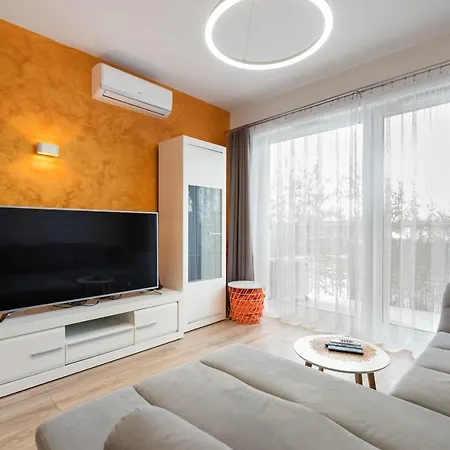 Metro Mlynow Vibrant By Bookinghost * Warschau