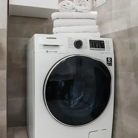 Metro Mlynow Vibrant By Bookinghost * Warschau