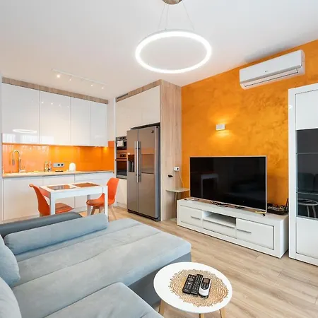 Metro Mlynow Vibrant By Bookinghost ורשה